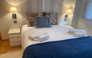 une chambre avec un lit avec des serviettes dessus dans l'établissement Apartamento en Baiona a 200m de la playa, à Baiona
