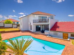 Πισίνα στο ή κοντά στο 118 Ocean View 4 Bedroom House Amanzimtoti