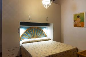 A bed or beds in a room at Appartamento Stella Marina