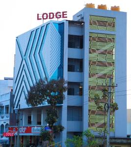 un edificio con un logotipo en su lateral en M R Residency Belagavi, en Belgaum