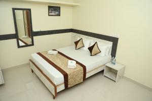 Säng eller sängar i ett rum på M R Residency Belagavi