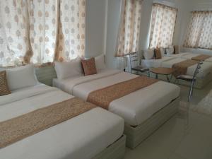 Llit o llits en una habitació de Sai Inn Mysore