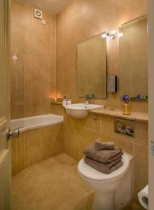 Ένα μπάνιο στο The Marcy Hotel
