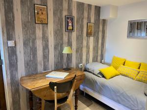 a room with a desk with a bed and a desk sidx sidx sidx at ALBI HOME - Rochegude in Albi