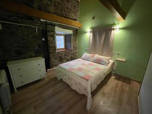 1 dormitorio con paredes verdes, 1 cama y ventana en Casa Osu Pardo VuT en Caboalles de Abajo