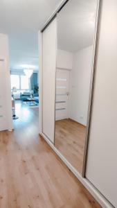 duże lustro na środku salonu w obiekcie Złote Apartamenty 58 w mieście Legnica