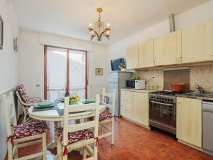 Kuchyňa alebo kuchynka v ubytovaní Apartment La Rocchetta by Interhome