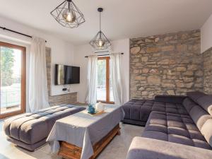 Televízia a/alebo spoločenská miestnosť v ubytovaní Holiday Home Villa Julia by Interhome + 32 fotografií