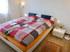 1 dormitorio con 1 cama con 2 almohadas en Apartment Casa Margherita Bütler ! Autofrei ! by Interhome, en Rigi Kaltbad