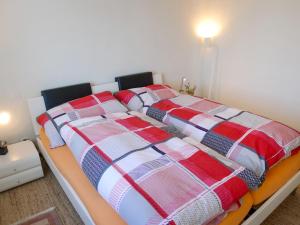 Postel nebo postele na pokoji v ubytování Apartment Margherita Bütler by Interhome