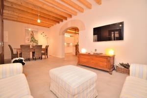 TV a/nebo společenská místnost v ubytování Casa Alcariot 252 by Mallorca Charme
