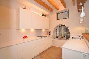 Η κουζίνα ή μικρή κουζίνα στο Casa Alcariot 252 by Mallorca Charme +54 φωτογραφίες