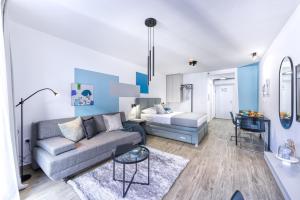 uma sala de estar com um sofá e uma cama em Apartments Hica em Dubrovnik