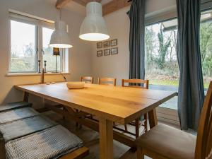 mesa de comedor con sillas y ventana grande en 5 person holiday home in Millinge, en Millinge