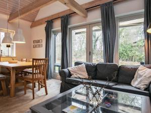 - un salon avec un canapé et une table dans l'établissement 5 person holiday home in Millinge, à Millinge