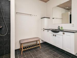 uma casa de banho com um lavatório e um chuveiro em 5 person holiday home in Millinge em Millinge