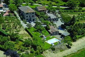 una vista aérea de una casa con piscina en B&B Casale Virgili, en Siena