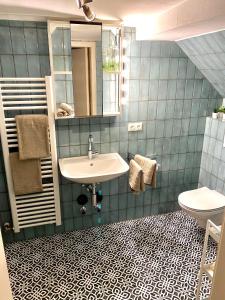 y baño con lavabo y aseo. en Ferienwohnung Nepomuk, en Landshut