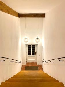 um corredor com escadas com duas luzes e uma porta em Ferienwohnung Nepomuk em Landshut