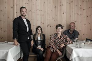 Gestir sem dvelja á Hotel Adlernest