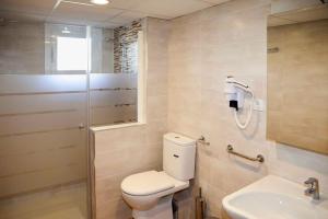 A bathroom at COSTA DAURADA APARTAMENTS - Royal 107 Luxe