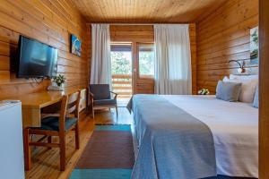 מיטה או מיטות בחדר ב-לוגוס מלון בהרים יד השמונה
