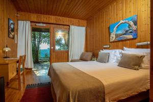 Postel nebo postele na pokoji v ubytování Logos hotel in Yad Hashmona + 37 fotografií
