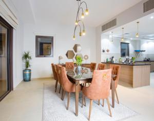 a dining room and kitchen with a table and chairs at Nameer Villas in Bandar Jişşah
