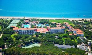 uma vista aérea de um resort perto da praia em Belconti Resort Hotel em Belek