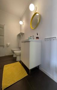 bagno con lavandino, servizi igienici e specchio di Lefkas Marine Apartment a Città di Lefkada