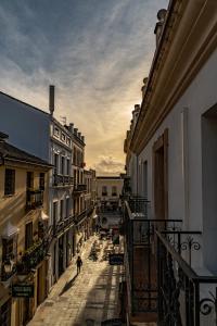 una persona caminando por una calle de la ciudad con edificios en Apartamentos GAV en Ronda
