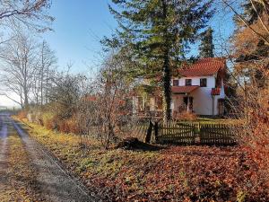 een wit huis met een hek naast een weg bij Ahlberg Ferienhaus in Mariendorf