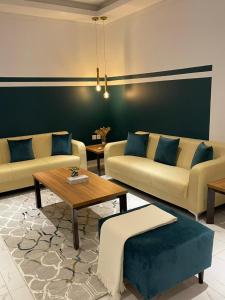 Sala de estar con 2 sofás y mesa de centro en HY Compound en Al Khobar