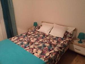 Bett in einem kleinen Zimmer mit einem Bett sidx sidx sidx sidx in der Unterkunft Ugljanski gusari in Ugljan