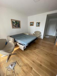Pokój z łóżkiem, 2 krzesłami i stołem w obiekcie Sea Gem Apartment w mieście Dhërmi