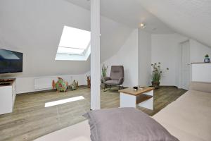 ein Schlafzimmer mit einem Bett und ein Wohnzimmer in der Unterkunft Villa Hanse Wohnung 319 in Kühlungsborn