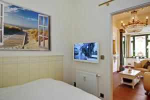 - une chambre avec un lit et un salon dans l'établissement Villa Laura Wohnung 01, à Kühlungsborn