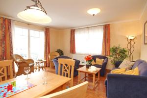 sala de estar con sofá y mesa en Meeresblick Wohnung 215, en Kühlungsborn