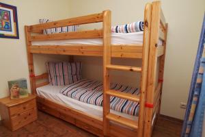 sypialnia z 2 łóżkami piętrowymi i drabiną w obiekcie Meeresblick Wohnung 215 w mieście Kühlungsborn