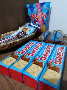 3 Schachteln Süßigkeiten liegen auf einem Tisch in der Unterkunft 10 MIN AEROPORTO GUARULHOS in Guarulhos