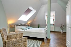 Villa Hanse Wohnung 320 في كولونغسبورن: غرفة نوم بسرير أبيض ونور