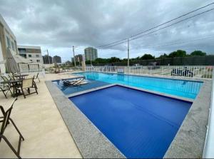 a large swimming pool on top of a building at Apartamento Praia dos Milionários 3 Quartos e Ar condicionado in Ilhéus