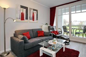 sala de estar con sofá y mesa en Meeresblick Wohnung 112, en Kühlungsborn
