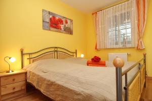 ein Schlafzimmer mit großem Bett und Fenster in der Unterkunft Meeresblick Wohnung 408 in Kühlungsborn