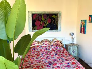 een slaapkamer met een bed met een kleurrijke sprei bij Lovely cosy Art flat át city center in Boedapest