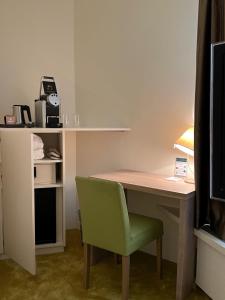 Cucina o angolo cottura di PLATZHIRSCH ZÜRICH - Downtown Boutique Hotel & Sushi Lounge