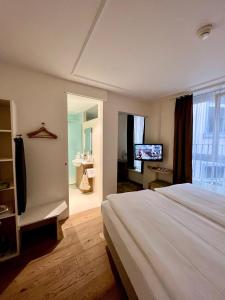 Letto o letti in una camera di PLATZHIRSCH ZÜRICH - Downtown Boutique Hotel & Sushi Lounge