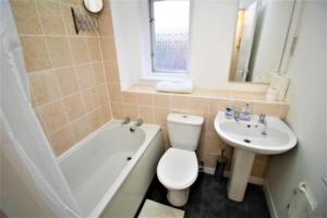 a bathroom with a sink and a toilet and a bath tub at Superb 2 Bed Apartment in Finnieston, Close to SEC, Hydro and City Centre in Glasgow