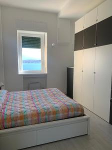 a bedroom with a bed and a window at La mia casa sul lago con vista mozzafiato in Belgirate
