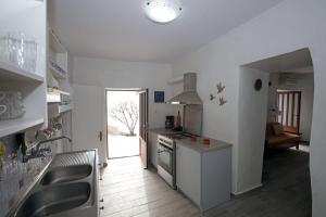 cocina con fregadero y fogones horno superior en Lorentzia House 2 !, en Apróvaton